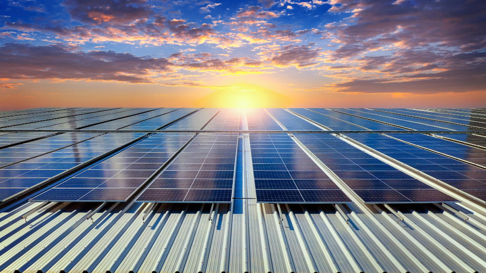 Fotovoltaico Aziendale: Perché vendere l'energia in rete non conviene più (e come riutilizzarla tutta)